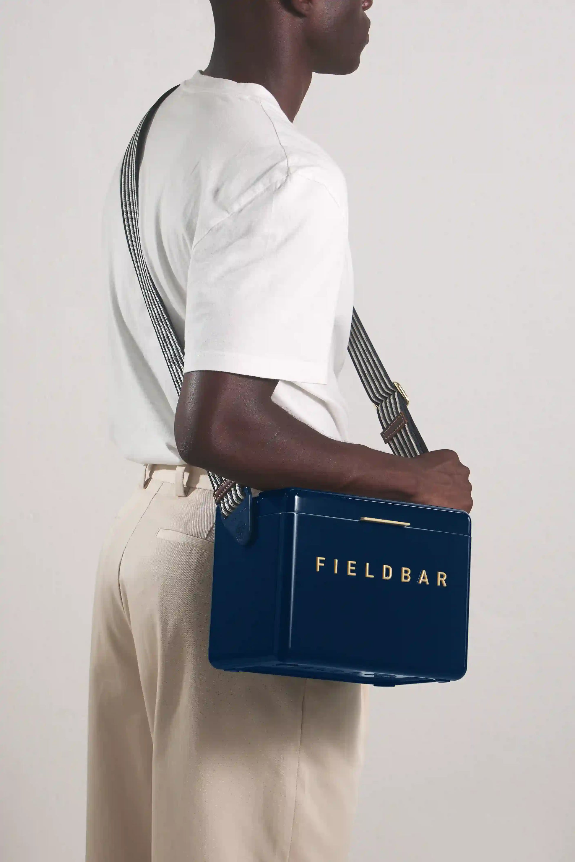Fieldbar Cooler Sling – Crossbody Lifestyle Shot